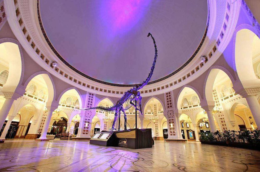 Esqueleto del dinosaurio a subasta en Dubai. (WAM)