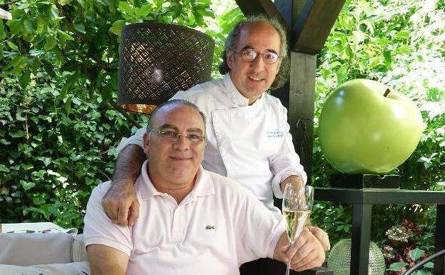 Mariano Andrés -copa en mano- junto al reconocido chef de Cangas de Onís José Antonio Campoviejo. (Xuan Cueto / El Comercio)