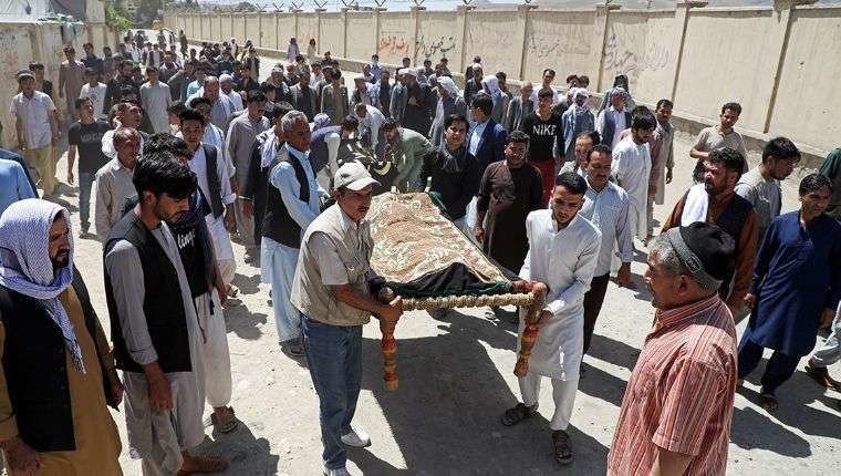 En la imagen de AFP, familiares portan los restos de una de las víctimas tras el brutal ataque en una boda. 