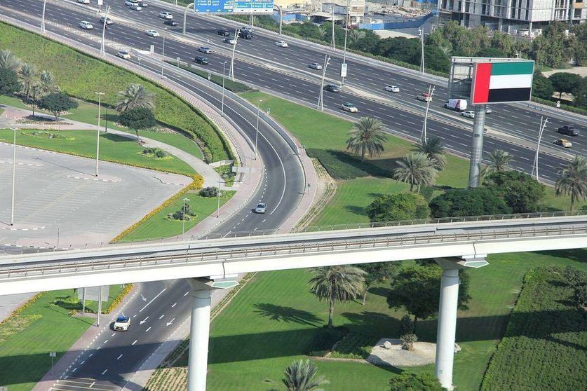 Tráfico en el acceso por la Skeik Zayed Road al puente de Al Gharhood en sentido Deira. (EL CORREO)