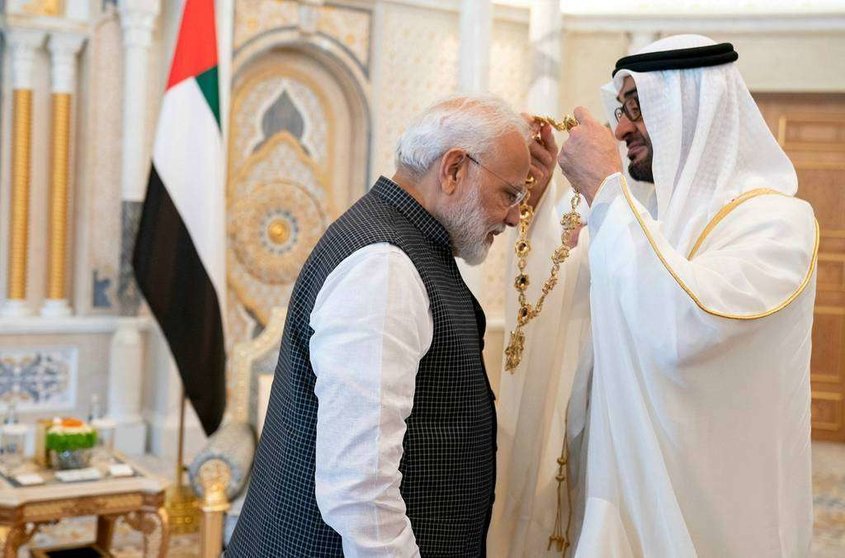 Momento en que el príncipe heredero de Abu Dhabi impone la Orden Zayed a Narendra Modi. (WAM)