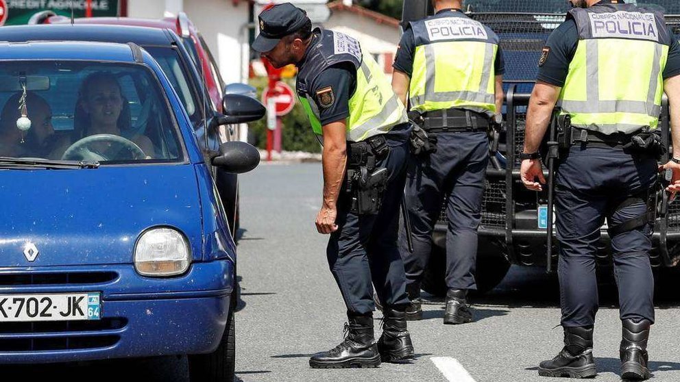 Policía española en la frontera francesa.