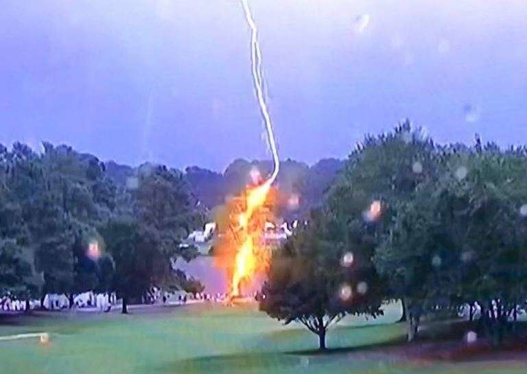 Imagen capturada de televisión del momento en el que cayó el rayo en Atlanta.