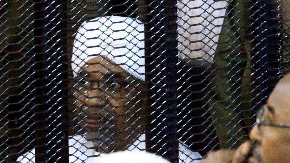 En la imagen de Reuters, el expresidente de Sudán enjaulado durante el juicio.