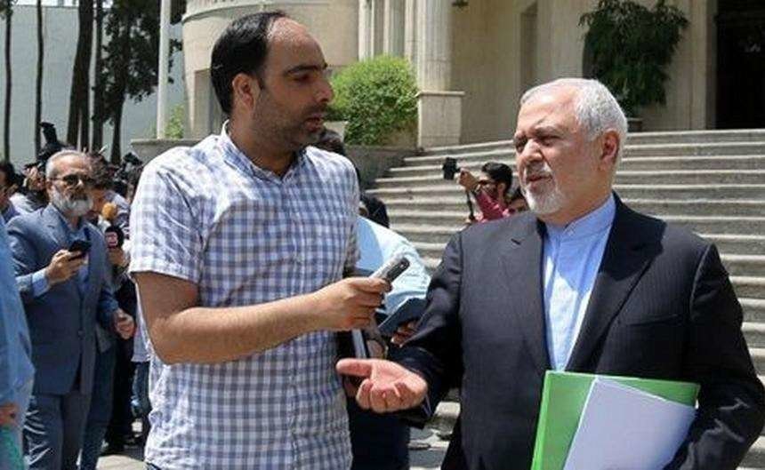 En la imagen de Mojnews, el periodista Amir Tohid Fazel entrevista al ministro de Relaciones Exteriores de Irán.