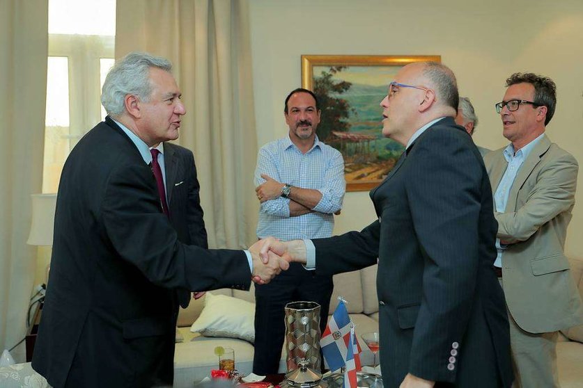 El embajador de Costa Rica, Francisco Chacón -derecha-, saluda en Abu Dhabi al nuevo embajador de Argentina en Emiratos Árabes, Jorge Agustín Molina Arambarri, en presencia de varios diplomáticos de países castellanoparlantes. (EL CORREO)