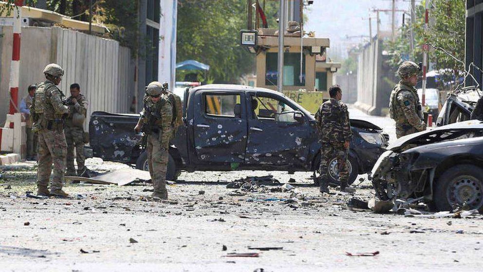 Soldados de la OTAN, en el lugar de Kabul donde se ha producido el atentado talibán con coche bomba. (rtve.es)