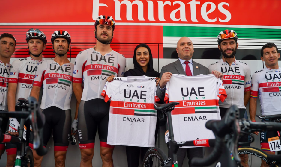 El embajador de EAU en España con los integrantes del UAE Emirates.