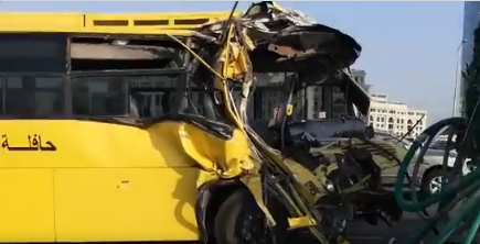 La Policía de Dubai difundió las imágenes del estado del bus escolar tras el accidente.