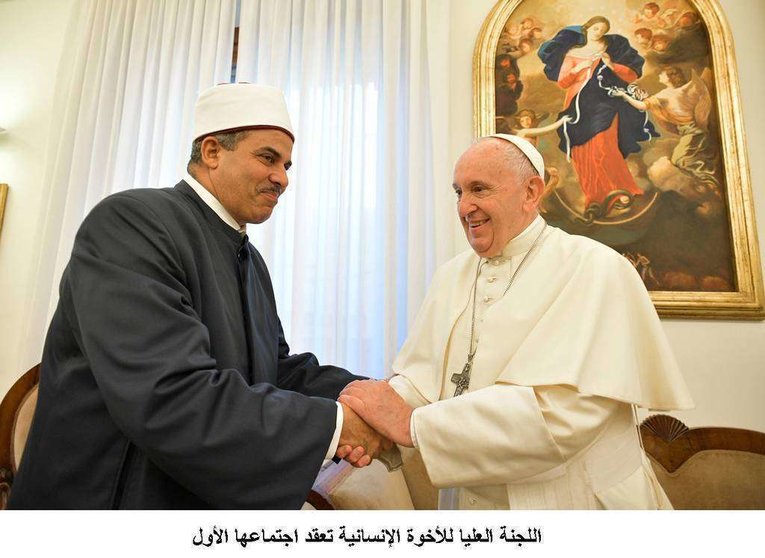 Un líder musulmán y el Papa Francisco durante el encuentro en el Vaticano. (WAM)