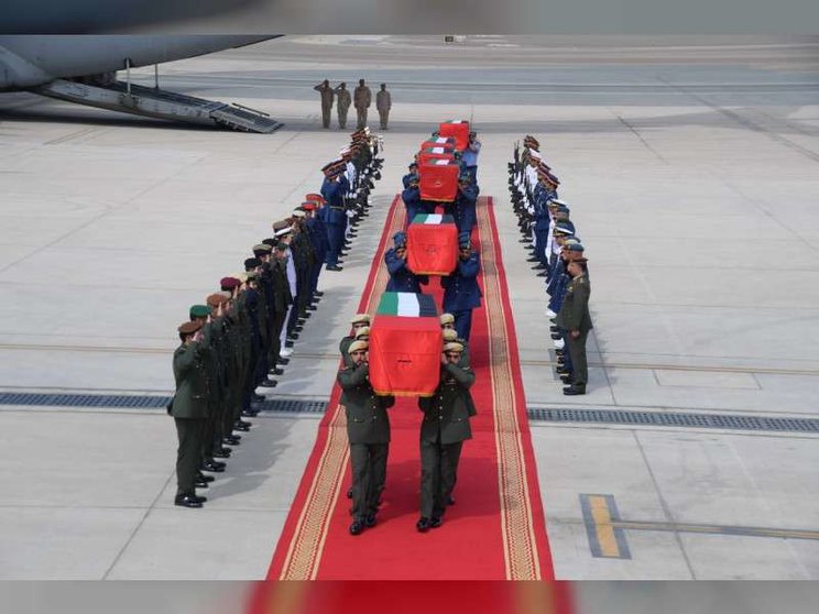 Los cuerpos de los militares fallecidos llegan a Abu Dhabi. (WAM)