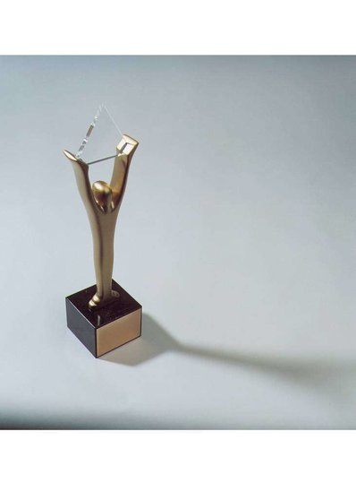 Estatuilla de oro de los Premios Stevie.