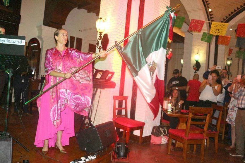 La embajadora de México, durante 'El Grito' en el Madinat Jumeirah de Dubai. (EL CORREO)