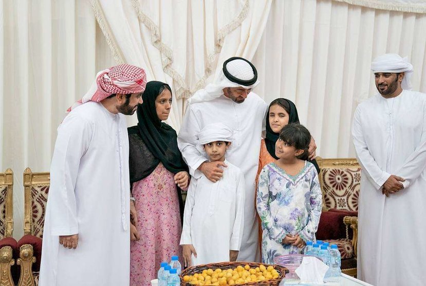 El príncipe heredero de Abu Dhabi, durante su encuentro con las familias de los mártires. (WAM)