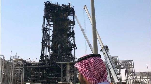 La torre de separación del campo petrolero de Khurais, en Arabia Saudita, quedó muy dañada tras el ataque del pasado 14 de septiembre.