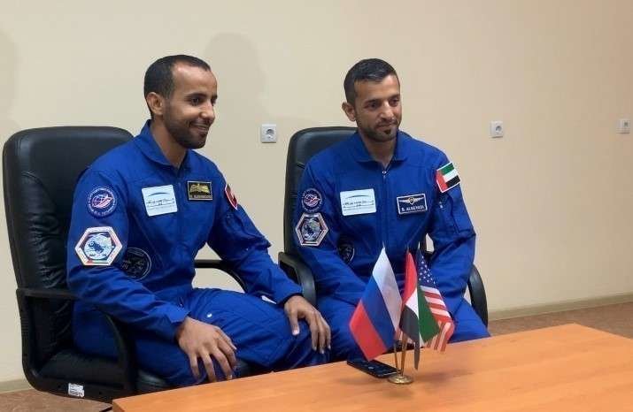 A la izquierda de la imagen, Hazzaa Ali Almansoori el astronauta que viajará a la ISS.