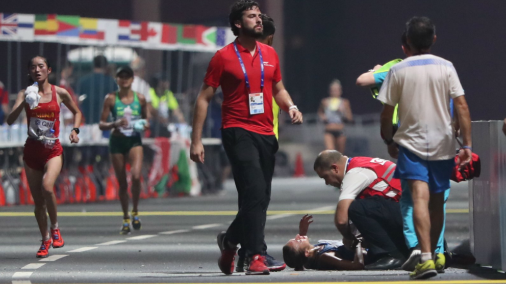 Giovanna Epis, atleta italiana, recibe atención médica durante la maratón femenina del Mundial de atletismo en Doha, Qatar, el 28 de septiembre de 2019. (Ali Haider / EFE)