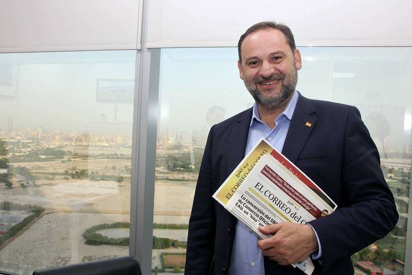 El ministro de Fomento de España, José Luis Ábalos, con varias publicaciones impresas de EL CORREO DEL GOLFO en la Oficina Comercial de España en Dubai. (EL CORREO)