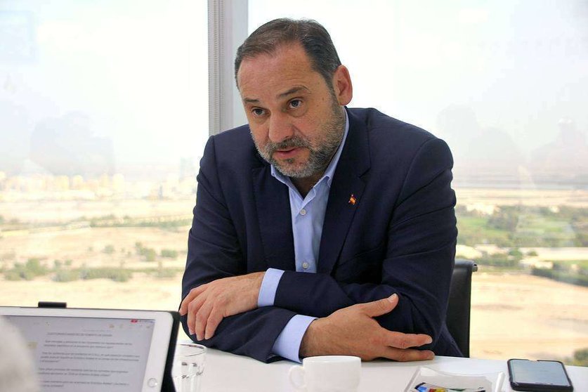 José Luis Ábalos, ministro de Fomento de España, durante las declaraciones que ha hecho en Dubai sobre las consecuencias de la quiebra de Thomas Cook. (EL CORREO)
