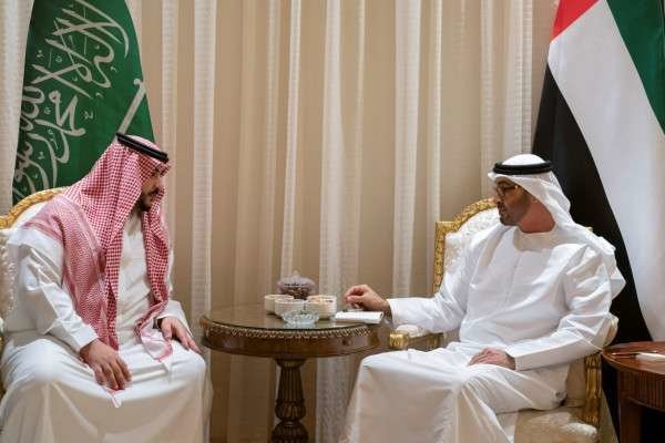 Mohamed Bin Zayed con el ministro de Defensa de Arabia Saudita, Khalid Bin Salman. (WAM)