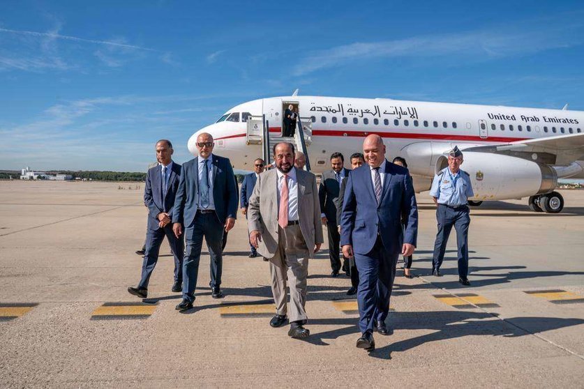 El jeque de Sharjah a su llegada al aeropuerto de Madrid-Torrejón. (WAM)