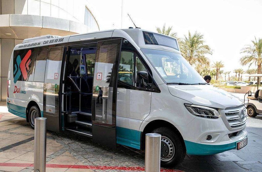Imagen de uno de los autobuses que ampliarán la red de transporte urbano en Abu Dhabi. (WAM)