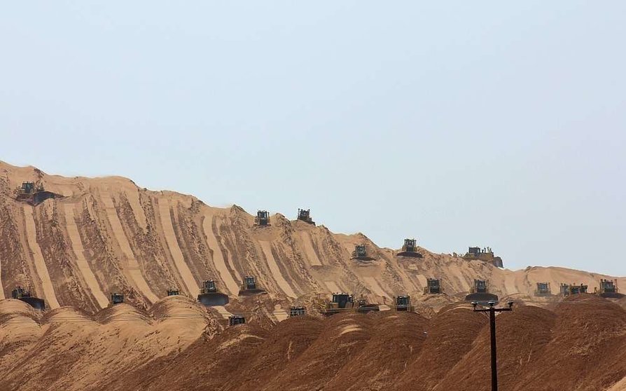 Excavadoras en el desierto de EAU. (EL CORREO)