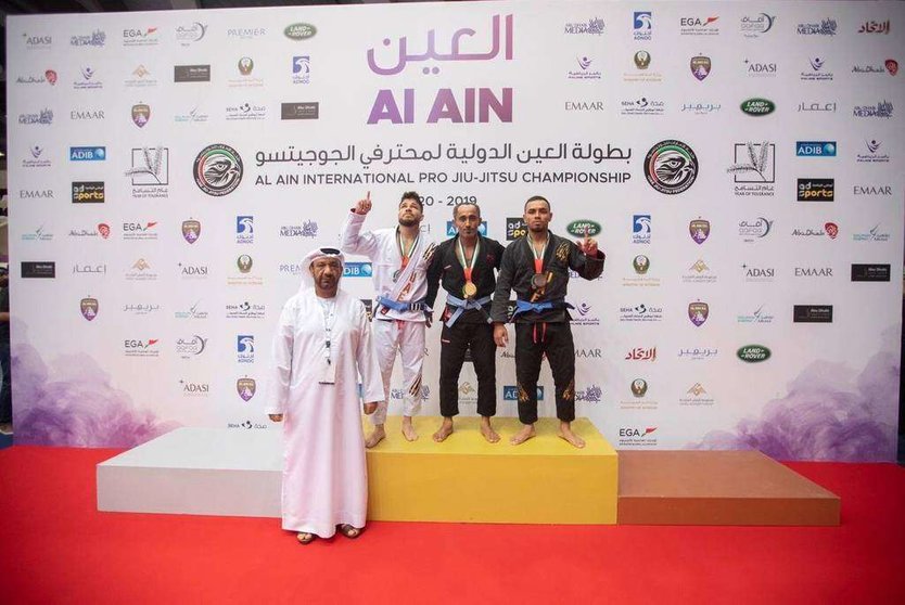 En el podio de Al Ain, primero por la izquierda y medalla de plata Willy Fernández.