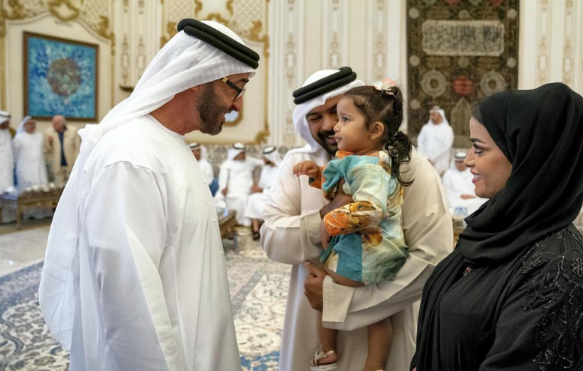 El príncipe heredero de Abu Dhabi recibe a una de las familias emiratíes.