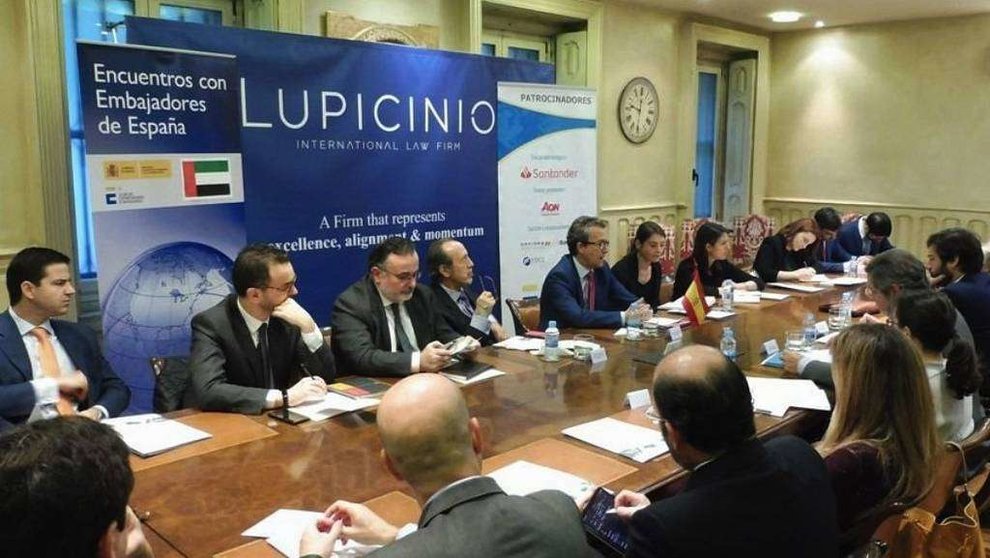 Un momento de la reunión entre el embajador español en EAU y el Club de Exportadores e Inversores. (clubexportadores.org)