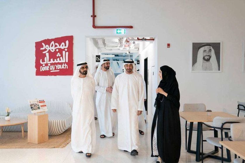 El gobernante de Dubai y el príncipe heredero de Abu Dhabi recorren las nuevas instalaciones con Shamma Al Mazrui, ministra de Estado para la Juventud.