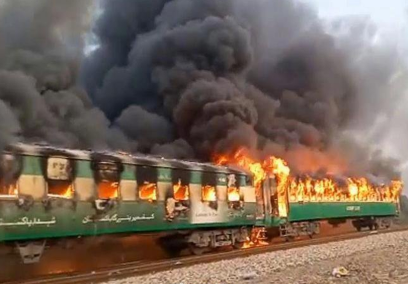 Una imagen de Twitter del tren asolado por el fuego.