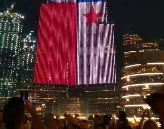 Numerosas personas se congregaron ante el Burj Khalifa iluminado con los colores y símbolos de la bandera de Panamá. (Cedida)