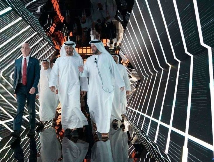 El príncipe heredero de Abu Dhabi recorre las instalaciones de EDGE.