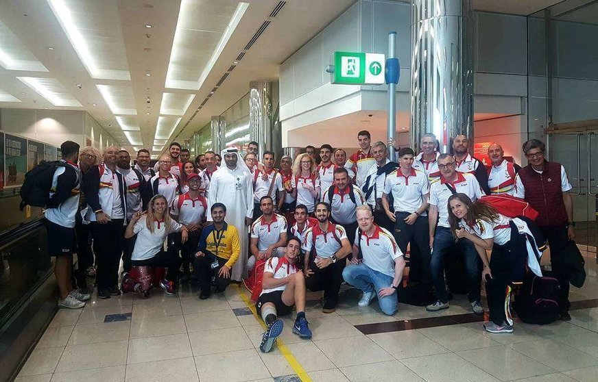 El equipo español paralímpico, tras su llegada al aeropuerto de Dubai. (Cedida)