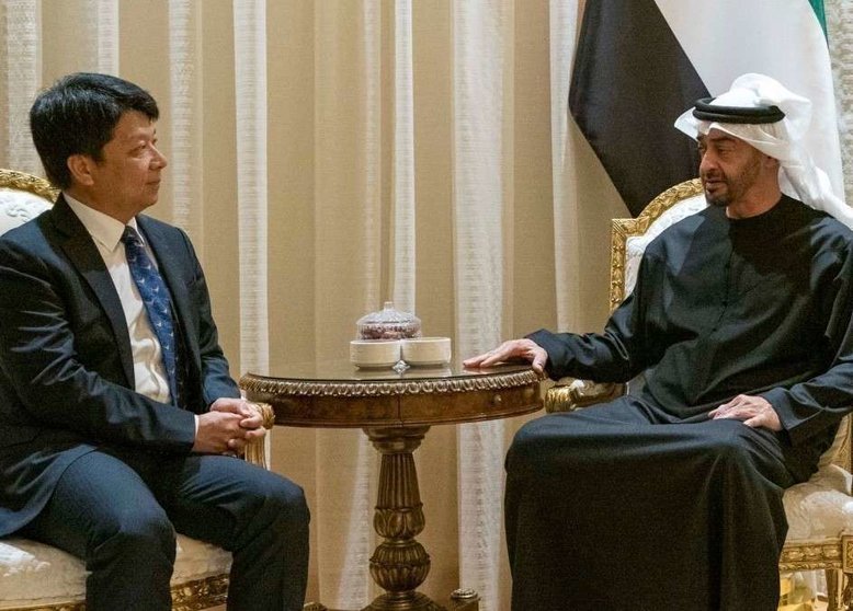 El príncipe heredero de Abu Dhabi y el presidente de Huawei. (WAM)