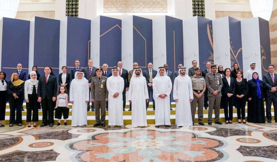 El gobernante de Dubai junto a una representación de investigadores y científicos.