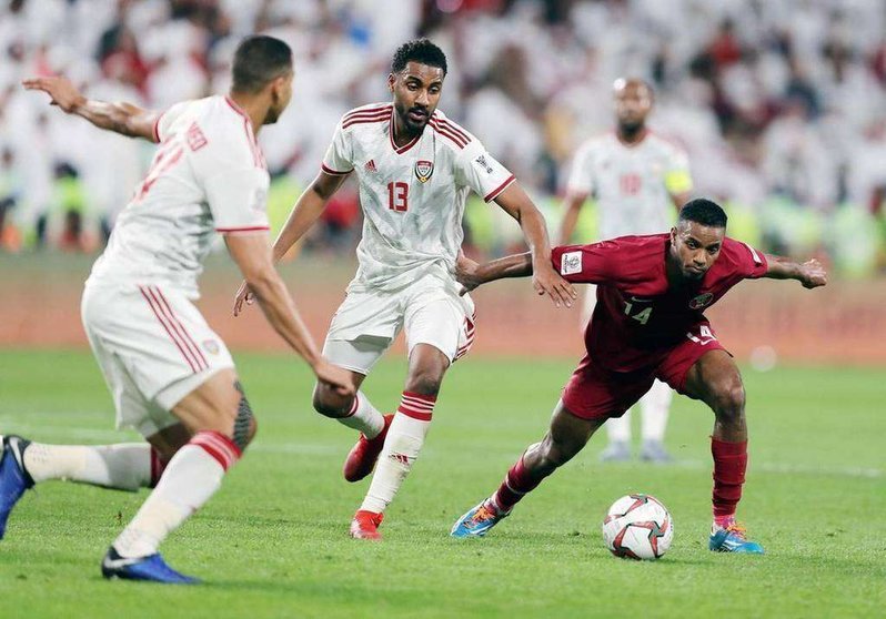 Un partido de las selecciones de fútbol de Emiratos y Qatar.