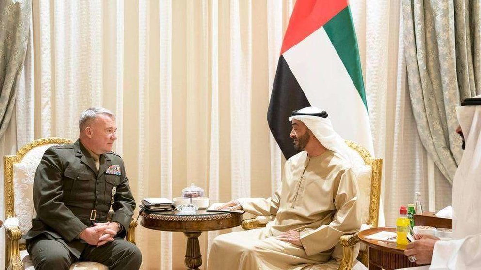 El jeque Mohamed yel general Kenneth F. McKenzie Jr, comandante del Comando Central de los Estados Unidos en el Palacio Al Shati de Abu Dhabi.