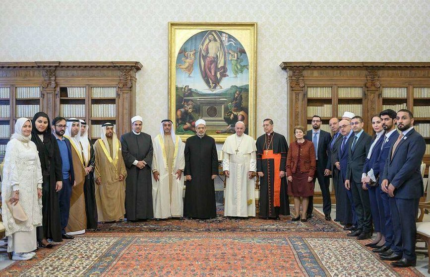 El Papa Francisco y el Gran Imam de Al Azhar Al Sharif, con la delegación emiratí en el Vaticano. (WAM)