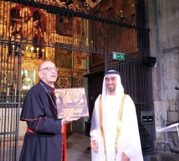 Cardenal Omella y Mohammad AlShamsi en la catedral de Barcelona.