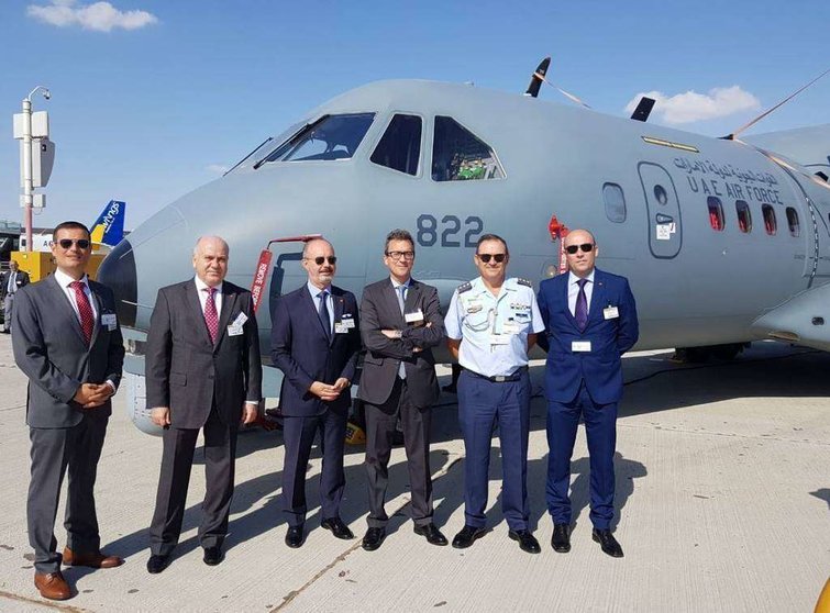 El embajador de España y agregado de Defensa, en Dubai Airshow junto a los miembros de la delegación española. (@EmbEspEAU)
