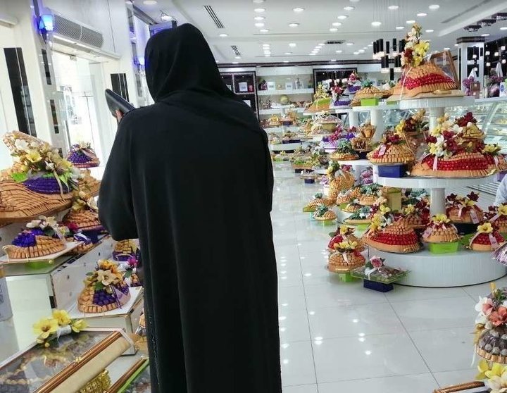 Un mujer árabe en una tienda en Emiratos. (EL CORREO)