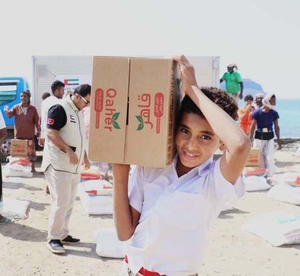 Niños de Yemen recibiendo ayudas (WAM)