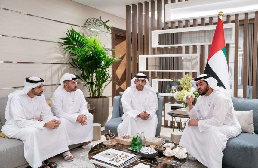 El jeque Hamdan bin Zayed Al Nahyan junto a otras autoridades de Al Dhafra