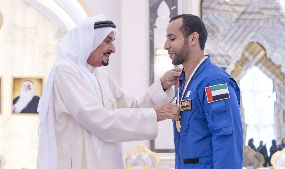Astronauta emirati recibiendo la Medalla Ajman 11. (WAM)