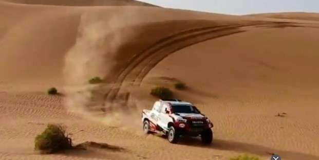 Fernando Alonso con Toyota en el desierto de Abu Dhabi. (Twitter)