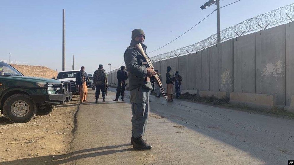 Guardia de seguridad custodia cerca de la Base Aérea de Bagram en la provincia de Parwan de Kabul, Afganistán, el miércoles 11 de diciembre de 2019, donde ocurrió un atentado suicida. (AP)