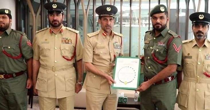 La Policía de Dubai difundió la imagen del general Al Marri junto a los homenajeados.