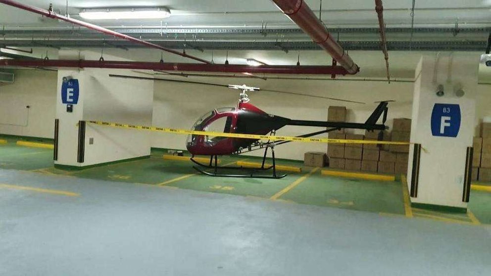 Un residente fotografió al helicóptero en el aparcamiento de un hotel en Dubai. 